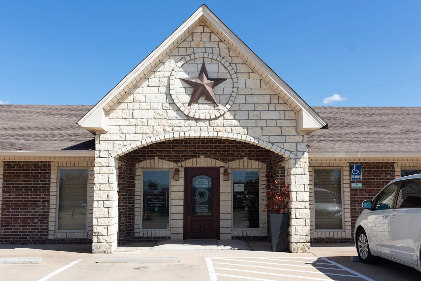 Exterior of the Thomas Chiropractic and Spinal Decompression office at 2551 Northwest Loop B in Stephenville, TX